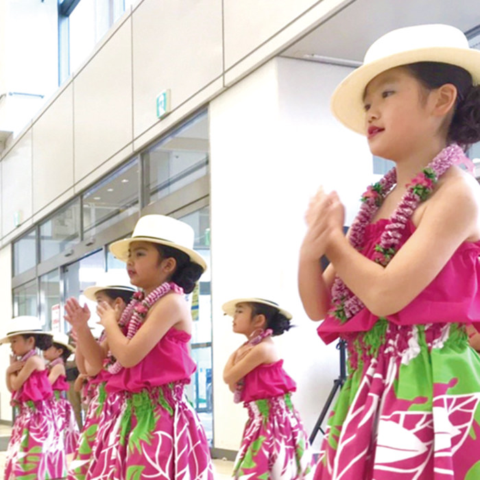 陽気な音楽で心もおどる！フラダンスショー