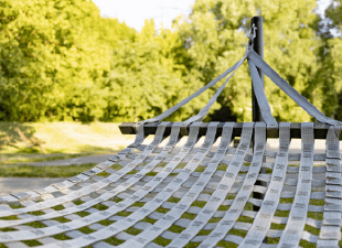 春の陽だまりに誘われてハンモックでのんびりゆったり