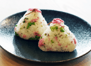 菜の花と桜の塩漬けおにぎり