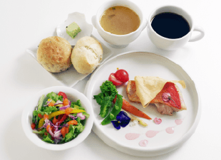 小田原漁港直送金目鯛のパイ添え さくらのジュレ仕立て