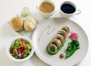 やまゆりポークの菜の花ロール さくら彩ジュレを添えて