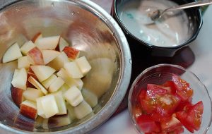 トマトとリンゴのサラダ調理工程
